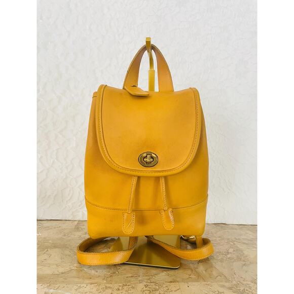 Vintage Coach daypack/backpack mini bag in mustard glovetanned leather 9960 - Picture 1 of 9